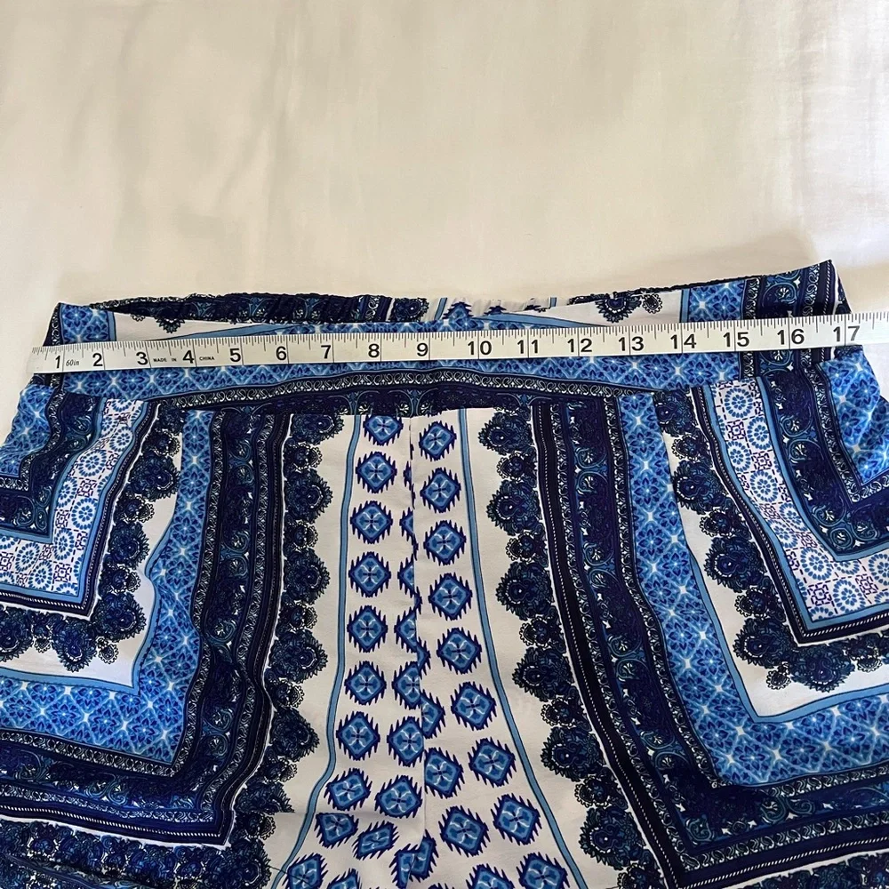 Dizzy Blue and White Shorts with Paisley Design Sz L - Picture 4 of 5